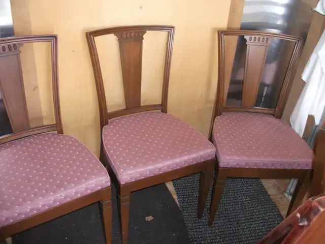 Nice Walnut Dining Table and Six Chairs in Dining Tables & Sets in Belleville - Image 5