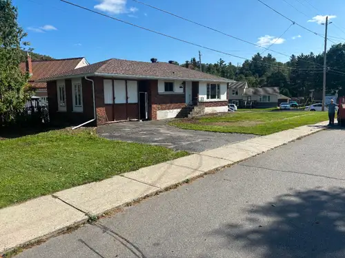 House for rent in Onaping 20 mins outside Sudbury 3+1 bedroom Close to schools Newly renovated Centr...