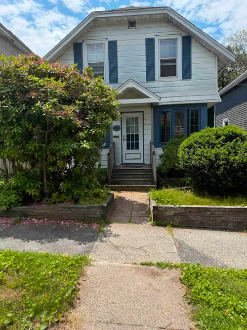 3 Bedroom House with patio, yard, gardening area, parking, laundry, keyless entry - close to Mumford...