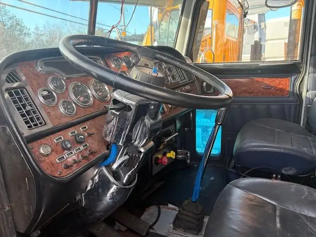 2005 PETERBILT 379 in Heavy Trucks in Ottawa - Image 4