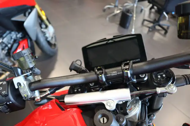 2025 Ducati Streetfighter V4 Ducati Red in Street, Cruisers & Choppers in Edmonton - Image 4