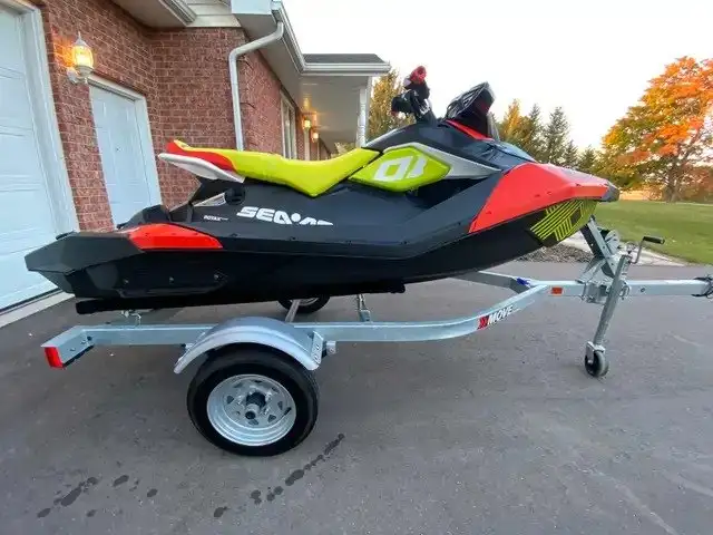 2020 SEADOO SPARK TRIXX 3UP (FINANCING AVAILABLE) in Personal Watercraft in Strathcona County - Image 4