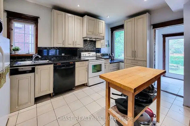 Spacious 2.5-Story Home! in Houses for Sale in Hamilton - Image 6