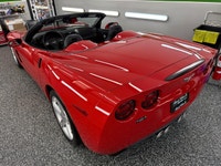 LOW KM - EXTRA CLEAN - CONVERTIBLE 2009 Chevrolet Corvette Convertible w/ 1LT. This car looks & driv... (image 5)
