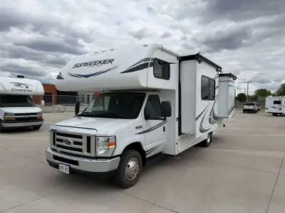 2020 Forest River Sunseeker 2500TS Triple Slide Luxury Only 9,780 KM Clean CARFAX Ultra-Low Mileage...