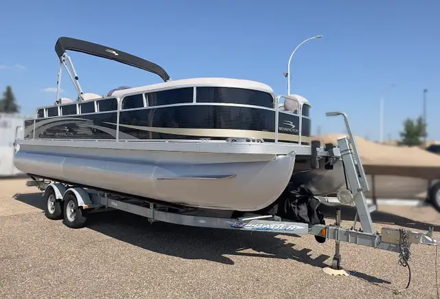 2010 Bennington 2275 GSI used pontoon boat in Powerboats & Motorboats in Prince Albert - Image 4