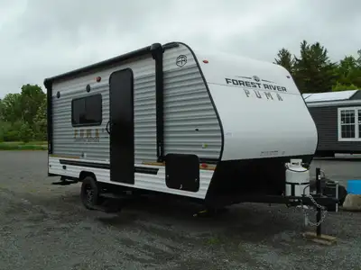 This light weight couples trailer is only 3000 lbs! With a full size bed and bathroom you will be tr...