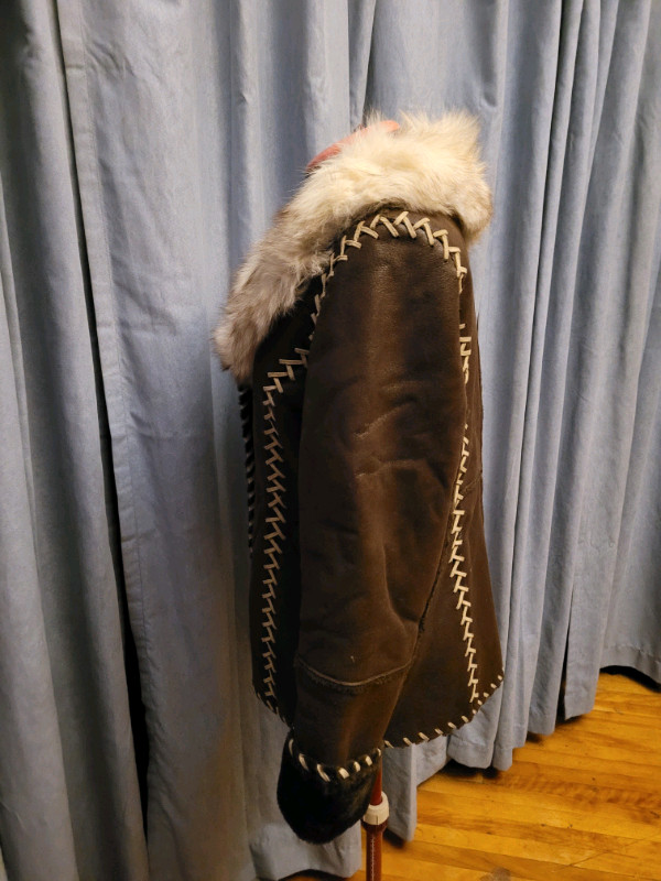Manteau vrai fourrure et suède synthétique Medium fur faux suede dans Femmes - Hauts et vêtements d'extérieur  à Ville de Montréal - Image 3