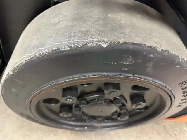 2008 Toyota indoor Forklift Lift Truck 5000lbs Capacity in Heavy Equipment in Hamilton - Image 9