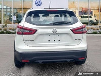 This Nissan Qashqai boasts a Regular Unleaded I-4 2.0 L/122 engine powering this Variable transmissi... (image 3)