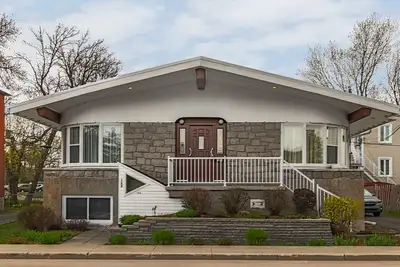 418-655-8281 À voir au 131 Avenue Ducharme, chambre#5, belle chambre lumineuses situés dans un logem...