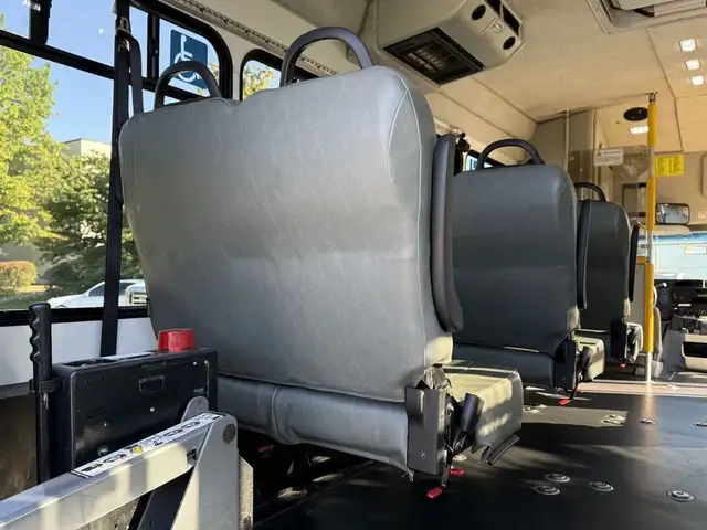 2016 Ford E-350 Econoline Super Duty 8 Passenger Wheelchair Acce in Heavy Trucks in City of Montréal - Image 50