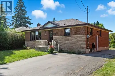 Beautifully updated bungalow in Burlington’s family-friendly Mountainside community. The main level...