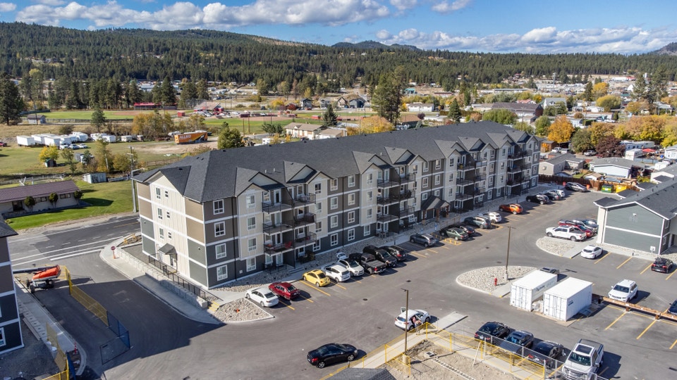 Pet-Friendly Three Bedroom Two Bath with In-suite Laundry for Re 2