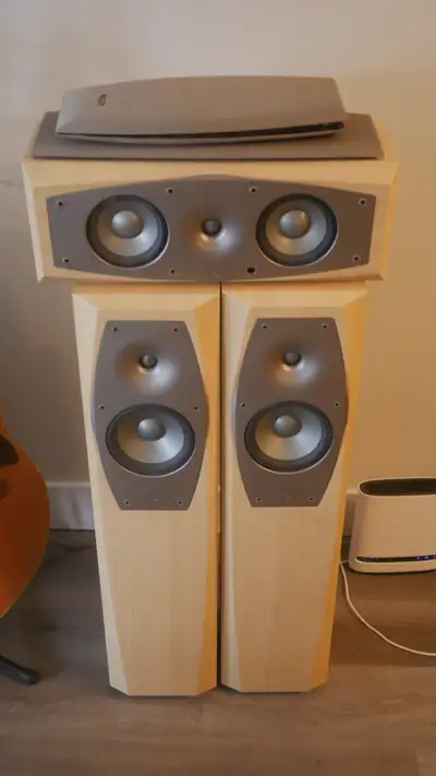 Nice sounding and looking 3 piece speaker set. In like new condition. Warm clean sound. Grills also...