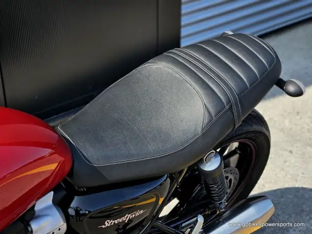 2017 Triumph Street Twin Cranberry Red in Street, Cruisers & Choppers in Oshawa / Durham Region - Image 19