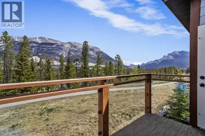 Located in the heart of Three Sisters Mountain Village, this beautifully appointed 2-bedroom end-uni...
