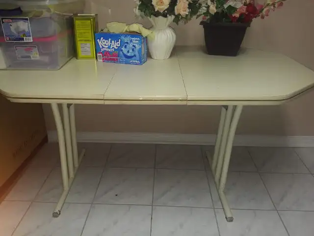 WHITE table FOR DINING ROOM OR KITCHEN IN EXCELLENT CONDITION in Dining Tables & Sets in Mississauga / Peel Region - Image 3