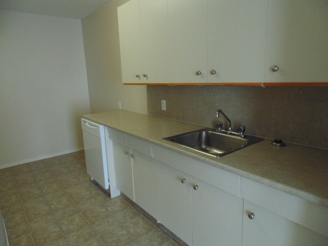 Parkwood Square  - 1 Bedrooms Suites at Great Rates in Long Term Rentals in Winnipeg - Image 4
