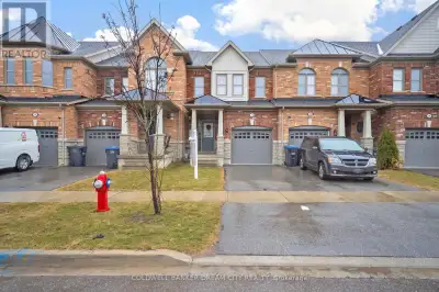Freehold Townhouse for Sale in Brampton. This stunning home features a modern kitchen with stainless...