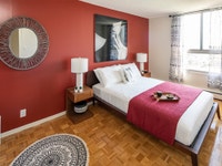 Located in Ottawa South, The Oaks offers excellent value and convenience, featuring an outdoor pool,... (image 4)