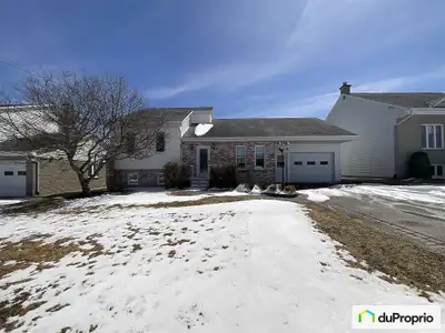 Ce bungalow 4 saisons, construit en 1988, offre une surface habitable de 1 401 pi², idéalement répar...