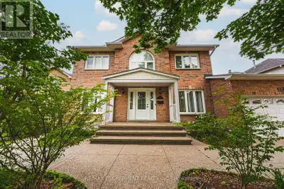 Welcome to this stunning, fully detached home located in the highly desirable Highland Park neighbou...