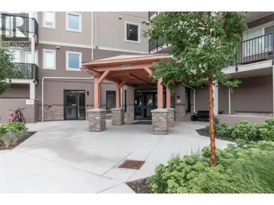 Here is the one bed plus den condo at Centro you have been waiting for. New condition, only 5 years...