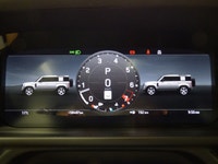 Découvrez votre prochain partenaire d'aventure : le superbe Land Rover Defender Blanc 2023. Plus qu'... (image 8)