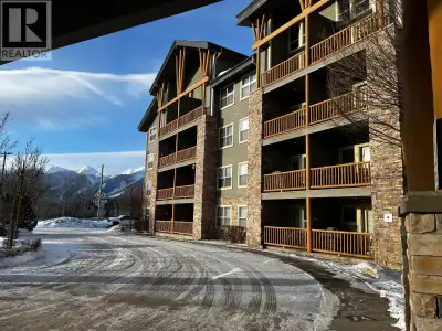 This beautifully updated, fully furnished studio condo in Fernie’s sought-after Silver Rock complex...