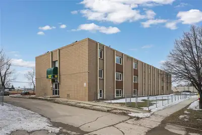 4H//Winnipeg/Showings start April 9. Offers reviewed as received. Affordable living in this one bedr...