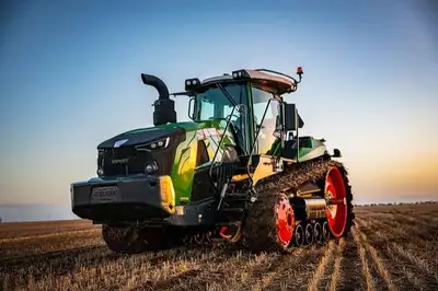 The Fendt 1100 Vario MT not only touts the highest horsepower in the industry, but is the only track...