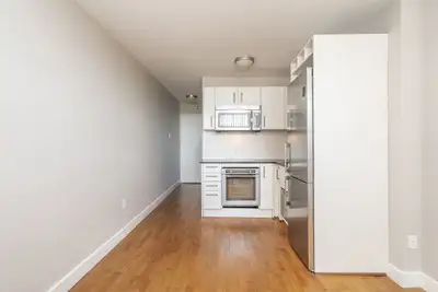 Renovated bachelor, Dupont and Landsdowne - ID 2756