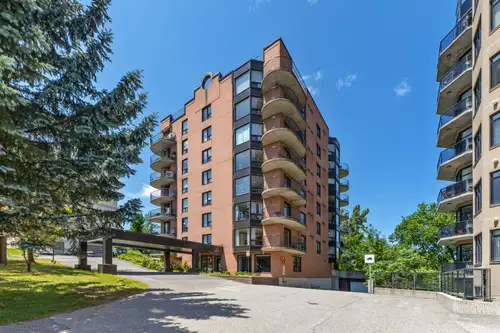 eautiful and well-maintained 2-bedroom apartment ideally located just minutes from downtown Ottawa,...