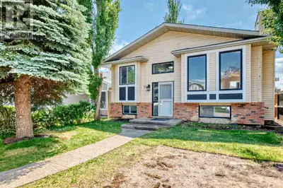Welcome to this completely remodeled airconditioned home from top to bottom. Kitchen cabinets, floor...