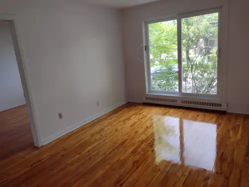 4 1/2 au 1er étage, disponible le 1er août 2026 Rue Laurier à Longueuil, situé près du boul. Curé Po...