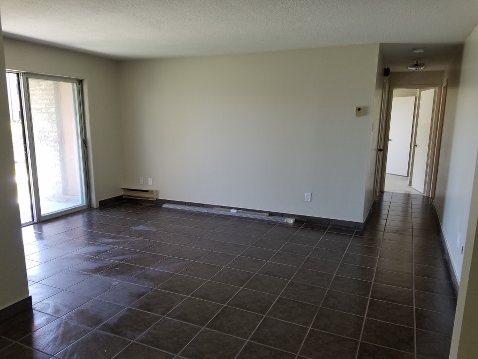 $2000/mo - Renovated Apartment 2B/1.5B for Lease - Dundas E 4