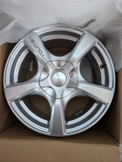 Touren TR9 Silver Size: 16x7 Bolt Pattern: 5x110/115 Centre Bore: 72.6 Offset: 42 #161