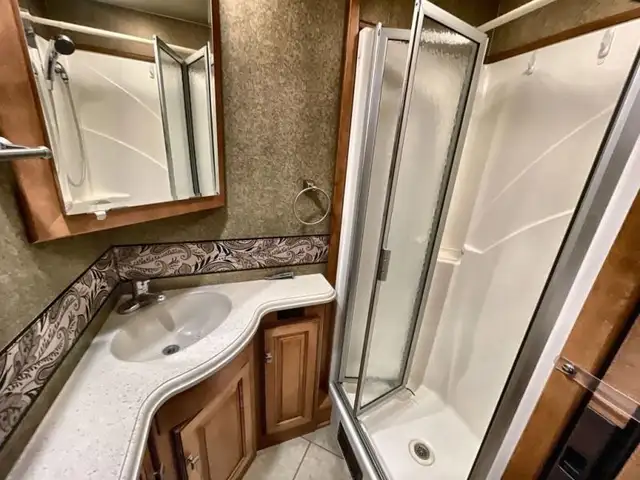 2014 Winnebago Adventurer 38Q in RVs & Motorhomes in Kamloops - Image 34
