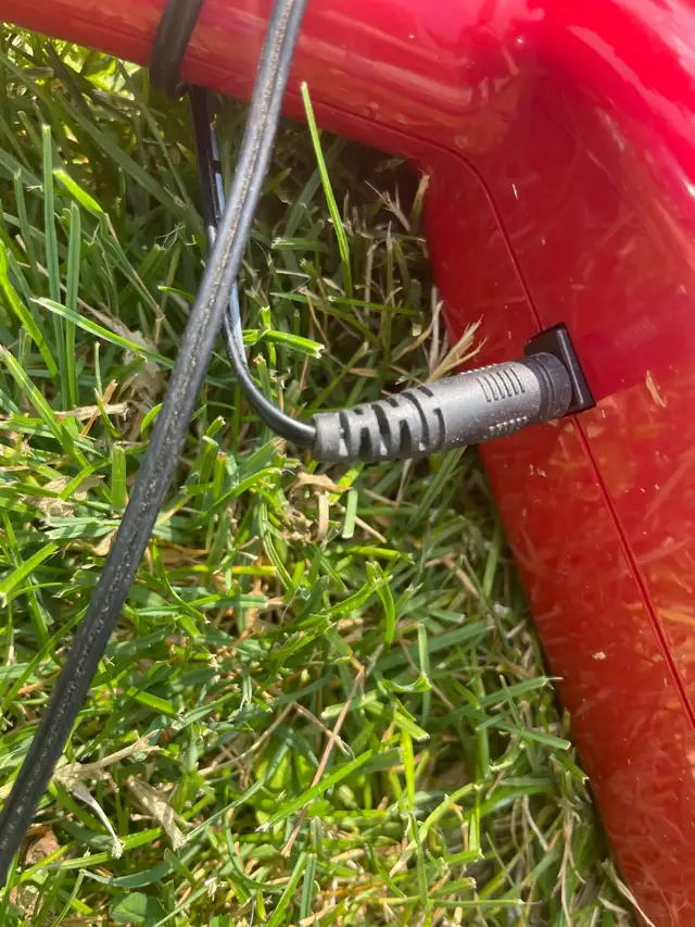 Toro 112-1566 8" Cordless Grass Trimmer weed wacker - READ NOTE in Lawnmowers & Leaf Blowers in City of Toronto - Image 4