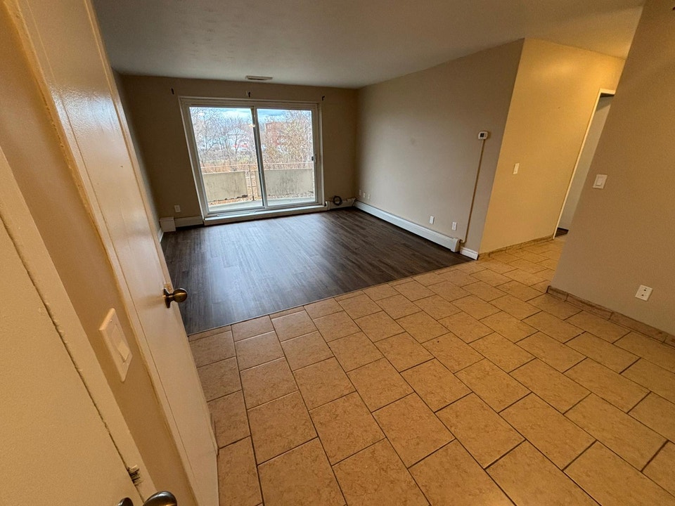 Newly Renovated, Modern, All Inclusive 2 Bdrm Apt in Sarnia – Un 2