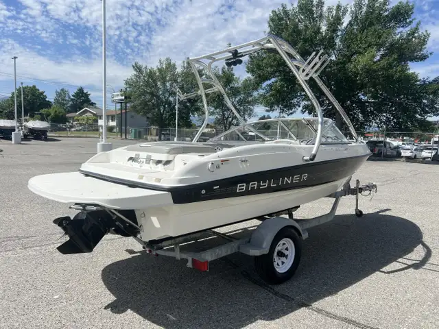 2012 Bayliner 185 in Powerboats & Motorboats in Saskatoon - Image 6
