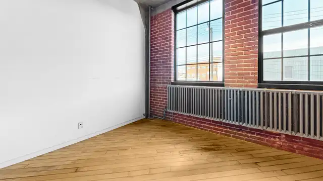 Bureaux loft à louer à Outremont-Red brick office space rentals