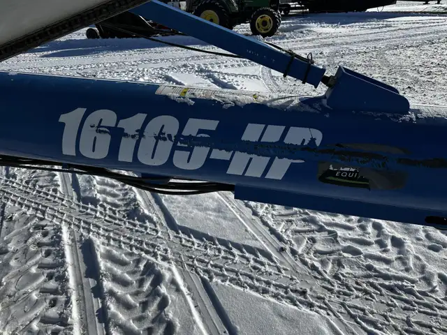 2015 Brandt 16 X 105 Ft Hydraulic Swing Grain Auger 16105-HP in Farming Equipment in Grande Prairie - Image 8