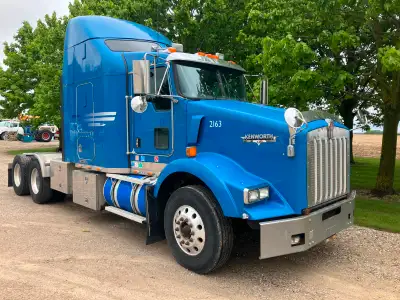 2009 Kenworth T800 Cummins ISX550, 18 speed transmission, 12000 lb front, 40000 lb rear, 694080 orig...