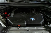 Francais: * Système audio HiFi * Affichage d'instrumentation entièrement numérique * Pneus Runflat E... (image 9)