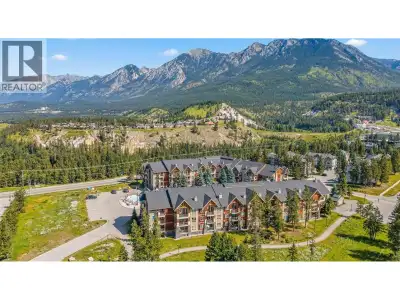 Escape to your perfect mountain retreat! This fully furnished luxury condo in the heart of Radium of...