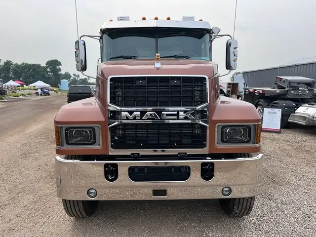 60860 Mack Pinnacle 64R grain truck in Heavy Trucks in Regina - Image 3