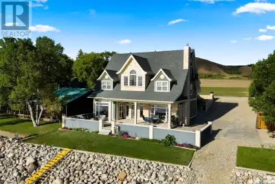 Exceptional lakefront home located at Round Lake. Stunning design and craftsmanship in this 3630 squ...