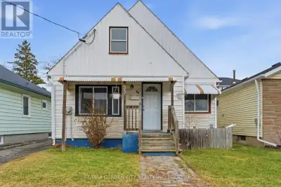 Welcome to the upper level of this spacious duplex located in the desirable Western Hill neighbourho...